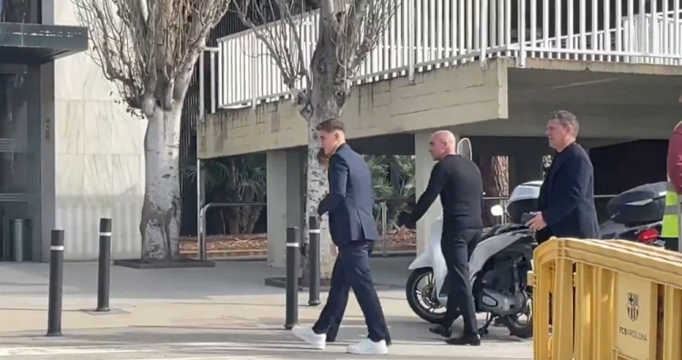  記者：加維和家人、經(jīng)紀人抵達巴薩總部，即將續(xù)約至2030年