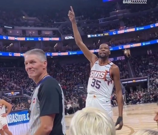  佩頓：兄弟你要上天？KD：你跟我這么大的時候已經(jīng)是球隊第8人了