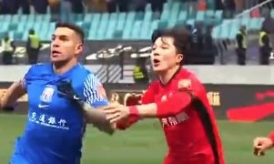  記者談海港后衛(wèi)明天：從津門虎到海港環(huán)境變了，他需主動(dòng)去適應(yīng)