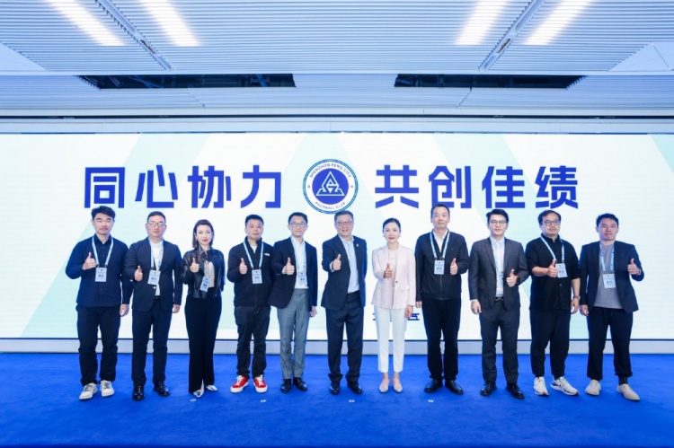  足球報(bào)：10家企業(yè)捧場新賽季出征儀式，深圳新鵬城進(jìn)一步做強(qiáng)做優(yōu)