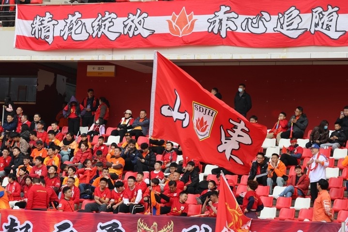 主場(chǎng)上萬(wàn)名球迷的吶喊助威，給山東體彩女足征戰(zhàn)女超增添了能量與動(dòng)力