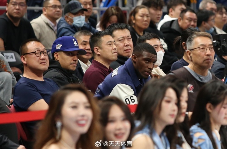  真籃球迷！國(guó)安外援法比奧攜玉昆外援科斯塔來(lái)到五棵松觀戰(zhàn)CBA