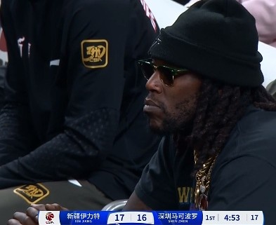  哦呦？你來了！新疆新外援哈雷爾場邊觀戰(zhàn)新疆主場vs深圳的比賽