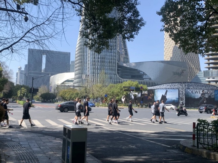  心態(tài)放松，有網(wǎng)友拍到澳大利亞隊早上在萬象城citywalk
