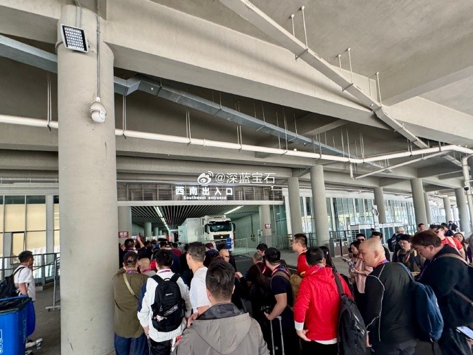  盛況空前！記者曬照：距離中澳之戰(zhàn)還有三小時(shí)，現(xiàn)場(chǎng)記者已超百名