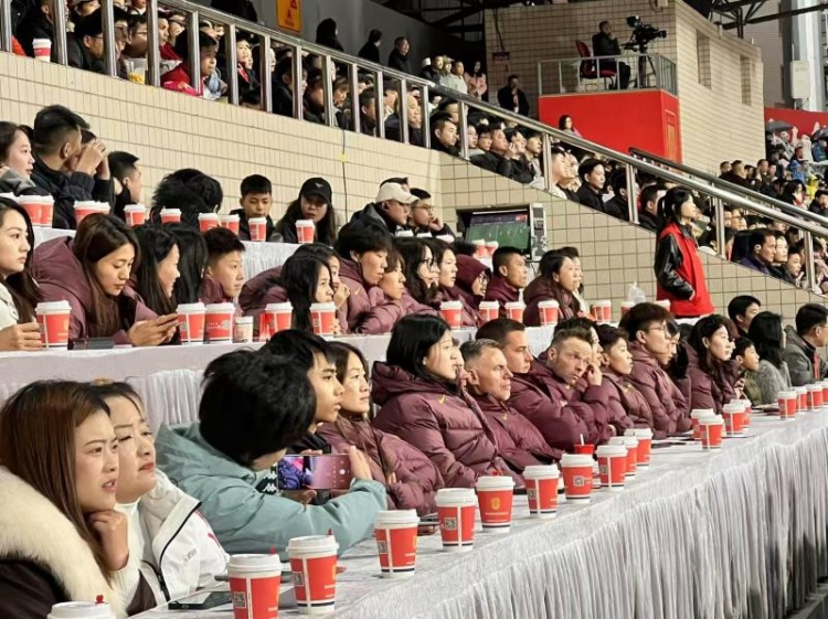  北青體育：中國女足現(xiàn)身中甲賽場，觀看重慶銅梁龍vs遼寧鐵人