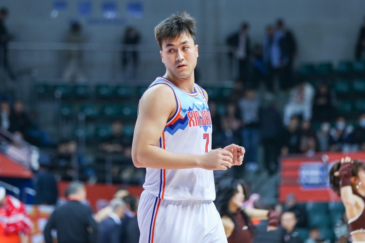  防到5犯被提前罰下！艾孜麥提全場9中3 貢獻(xiàn)9分1板1斷
