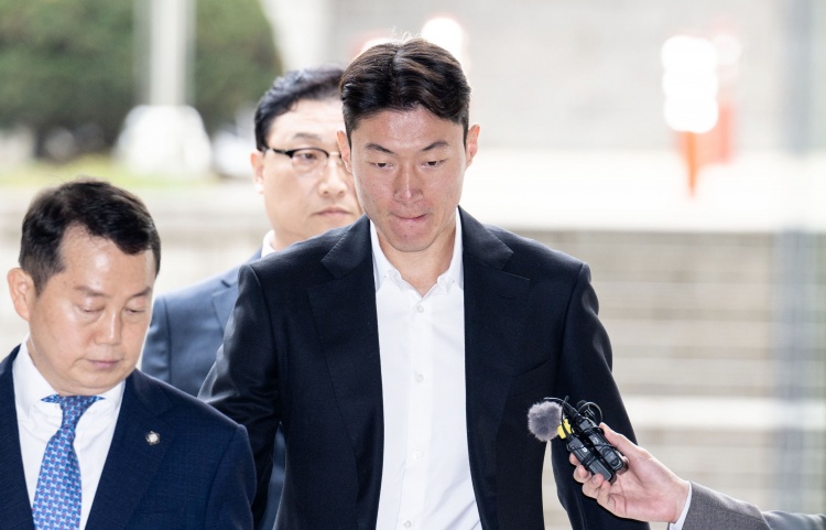  韓國(guó)國(guó)腳黃義助非法拍攝不雅視頻，一審被判有期徒刑1年緩刑2年！